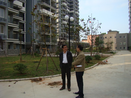 董事長(zhǎng)調(diào)研城區(qū)老舊小區(qū)管道燃?xì)馀涮坠ぷ?>                            <div   id="rzxdhll"   class="con">
                                <span id="rzxdhll"    class="title">董事長(zhǎng)調(diào)研城區(qū)老舊小區(qū)管道燃?xì)馀涮坠ぷ?/span>
                                <p class="des">&nbsp;

	近日，公司黨委書(shū)記、董事長(zhǎng)潘炳應(yīng)先后深入渡江路沿街樓棟、百圣花苑、同慶北苑、錦都商城、古樹(shù)新村、馬山公寓等26處前期開(kāi)發(fā)未“三同時(shí)”配套管道燃?xì)獾某菂^(qū)老舊小區(qū)（樓棟），實(shí)地考察、調(diào)研公司老舊小區(qū)氣化工作推進(jìn)情況。


	每到一處，潘炳應(yīng)都細(xì)致查看小區(qū)周邊管網(wǎng)配套條件，詳細(xì)了解氣化工作實(shí)際困難，并認(rèn)真傾聽(tīng)小區(qū)居民對(duì)公司配套管道燃?xì)獾囊庖?jiàn)和建議。對(duì)于老舊小區(qū)氣化工作，潘炳應(yīng)...</p>
                            </div>
                            <div   id="rzxdhll"   class="time">
                                <span id="rzxdhll"    class="day">05</span>
                                <span id="rzxdhll"    class="year-month">2014-05</span>
                            </div>
                        </a>
                    </li>
                                        <li>
                        <a href="show.php?Id=218" target="_blank">
                            <img src=