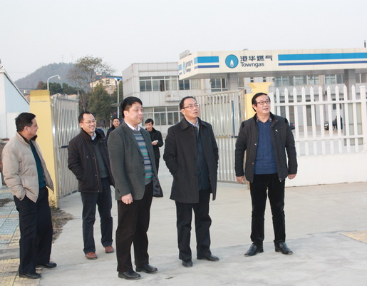 市城鄉(xiāng)建委黨委書記、主任鄭家齊一行至安慶港華調(diào)研我市燃?xì)夤ぷ?>                            <div   id="rzxdhll"   class="con">
                                <span id="rzxdhll"    class="title">市城鄉(xiāng)建委黨委書記、主任鄭家齊一行至安慶港華調(diào)研我市燃?xì)夤ぷ?/span>
                                <p class="des">&nbsp;

	12月12日下午，市城鄉(xiāng)建委黨委書記、主任鄭家齊，副主任張北安率委相關(guān)部門來到安慶市煤氣公司和安慶港華燃?xì)夤菊{(diào)研。安慶市煤氣公司經(jīng)理、安慶港華董事長潘炳應(yīng)，安慶港華總經(jīng)理王政文陪同調(diào)研，公司全體班子成員參加調(diào)研會。 &nbsp;&nbsp;&nbsp;&nbsp;&nbsp;&nbsp;&nbsp;


	鄭家齊主任一行先后來到我市天然氣月山門站、北部新城高中壓站及L...</p>
                            </div>
                            <div   id="rzxdhll"   class="time">
                                <span id="rzxdhll"    class="day">15</span>
                                <span id="rzxdhll"    class="year-month">2014-12</span>
                            </div>
                        </a>
                    </li>
                                        <li>
                        <a href="show.php?Id=292" target="_blank">
                            <img src=