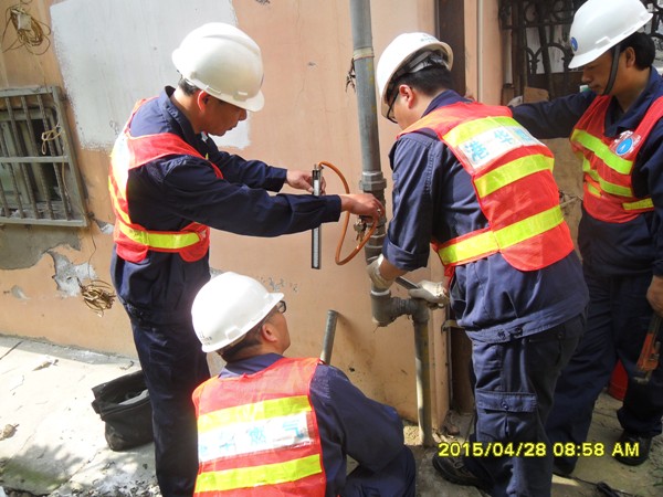 安慶港華開(kāi)展燃?xì)鈽菞澒艿佬孤┭菥?>                            <div   id="rzxdhll"   class="con">
                                <span id="rzxdhll"    class="title">安慶港華開(kāi)展燃?xì)鈽菞澒艿佬孤┭菥?/span>
                                <p class="des">
	4月28日，為提高公司員工及用氣居民安全意識(shí)，營(yíng)造人人關(guān)注安全的良好安全氛圍，安慶港華積極開(kāi)展燃?xì)鈽菞澒艿佬孤?yīng)急搶險(xiǎn)演練。 


	上午8時(shí)45分演練在長(zhǎng)鑫花園小區(qū)正式開(kāi)始，一輛汽車因駕駛不慎，撞擊了小區(qū)6號(hào)樓的戶外燃?xì)庖牍?，致使燃?xì)庑孤?，隨時(shí)會(huì)引起火災(zāi)或爆炸的發(fā)生。安慶港華應(yīng)急小組在接到“報(bào)警”后，14名工作人員快速趕赴現(xiàn)場(chǎng)進(jìn)行險(xiǎn)情處置。探測(cè)泄漏點(diǎn)天然氣濃度，關(guān)閉閥門，在險(xiǎn)情得到...</p>
                            </div>
                            <div   id="rzxdhll"   class="time">
                                <span id="rzxdhll"    class="day">04</span>
                                <span id="rzxdhll"    class="year-month">2015-05</span>
                            </div>
                        </a>
                    </li>
                                        <li>
                        <a href="show.php?Id=381" target="_blank">
                                                        <div   id="rzxdhll"   class="con">
                                <span id="rzxdhll"    class="title">安慶港華積極適應(yīng)新常態(tài) 有序推進(jìn)地下管網(wǎng)升級(jí)改造</span>
                                <p class="des">&nbsp;

	我市開(kāi)展支持中小企業(yè)健康發(fā)展行動(dòng)以來(lái)，安慶港華主動(dòng)適應(yīng)新常態(tài)，充分結(jié)合公司實(shí)際和“安全安慶提升年”活動(dòng)，主動(dòng)加大城市燃?xì)夤芫W(wǎng)更新改造力度，先后投入800萬(wàn)余元，全力推進(jìn)同安路、湖心北路、天柱山路、菱湖南路等路段及部分小區(qū)約10余公里地下燃?xì)夤艿赖母赂脑?，著力保障中小企業(yè)和居民安全平穩(wěn)用氣。


	在不斷加大人力物力投入，加快工期進(jìn)度的同時(shí)，安慶港華還三措并行，最大限度...</p>
                            </div>
                            <div   id="rzxdhll"   class="time">
                                <span id="rzxdhll"    class="day">04</span>
                                <span id="rzxdhll"    class="year-month">2015-05</span>
                            </div>
                        </a>
                    </li>
                                        <li>
                        <a href="show.php?Id=382" target="_blank">
                                                        <div   id="rzxdhll"   class="con">
                                <span id="rzxdhll"    class="title">安慶港華“雙備改造”提升加氣服務(wù)能力</span>
                                <p class="des">&nbsp;

	近日，港華路加氣站雙電源改造及擴(kuò)能改造的全部完成，新增壓縮機(jī)正式投入聯(lián)動(dòng)運(yùn)行，我市出租車加氣服務(wù)能力得到進(jìn)一步提升和保障。 


	港華路加氣站因位于市中心地帶，每天承擔(dān)著全市近60%車用氣需量，為避免高峰時(shí)段加氣排隊(duì)，2014年12月底，安慶港華對(duì)該加氣站進(jìn)行“雙備份式”改造,一手抓內(nèi)部設(shè)備升級(jí)，在現(xiàn)有兩臺(tái)壓縮機(jī)投運(yùn)的基礎(chǔ)上，增加一臺(tái)備用壓縮機(jī)，有效降低設(shè)備運(yùn)行壓力，...</p>
                            </div>
                            <div   id="rzxdhll"   class="time">
                                <span id="rzxdhll"    class="day">04</span>
                                <span id="rzxdhll"    class="year-month">2015-05</span>
                            </div>
                        </a>
                    </li>
                                        <li>
                        <a href="show.php?Id=380" target="_blank">
                            <img src=